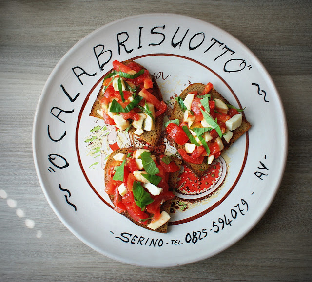 bruschetta al pomodoro,bruschetta,calabria,cucina calabrese,mozzarella,bazylia,caprese,pomidory,anipasto,olitalia,oliwa z oliwek,proeco,lidl,dan cake,