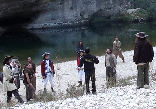 Alexis DIENNA réglant des cascades physiques et duels d’escrime entre des corsaires, pirates et tuniques rouges pour un film.