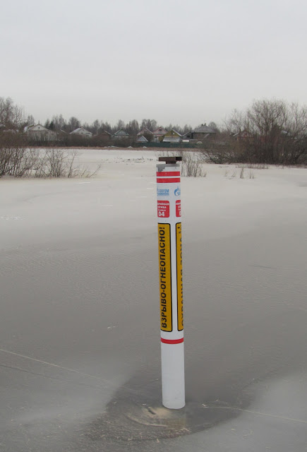 столб с отметкой уровня воды