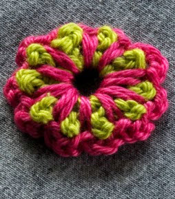 http://www.mycrochetprojects.com/blog-content/uploads/2014/01/einfache-doppellagige-haekelblume-simple-double-layered-crochet-flower-.pdf