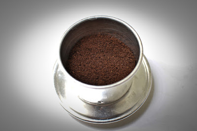 Cách pha cà phê phin - cho cà phê vào phin