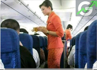 سيدة ترفض ان تجلس بجوار رجل اسود في الطائرة