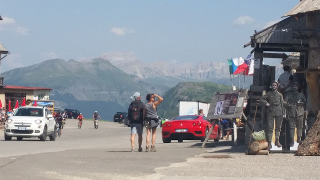 Pordoijoch Passhöhe,  roter Ferrari, Urlauber, Autos in Südtirol auf der Großen Dolomitenstrasse