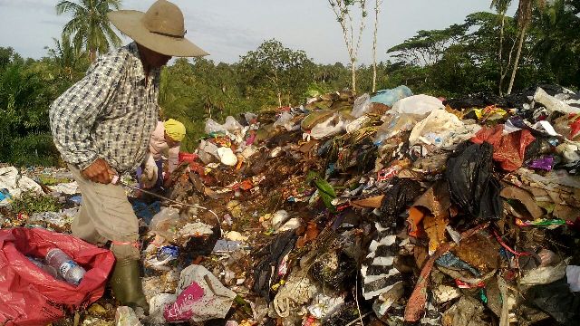 KISAH Kakek Ambo, Mengais Rezeki di Tempat Pembuangan Sampah Tungkal Selatan