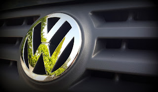 Le logo de Volkswagen sur le capot d’une voiture