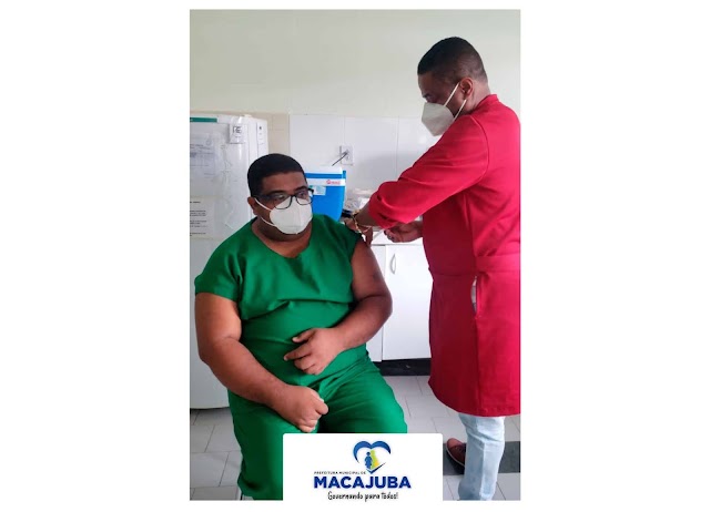 Vídeo: Técnico de enfermagem é o 1º profissional da saúde a ser vacinado em Macajuba