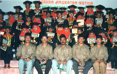 peserta wisuda ke-3 dan dewan guru