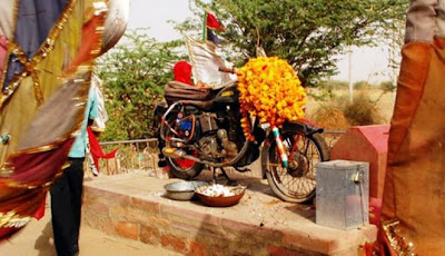  Motor  Bekas  Dijadikan Kuil Keramat di  India  wisbenbae