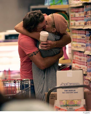 Kate Hudson Romps Boyfriend Dax Shepard in Malibu Supermarket