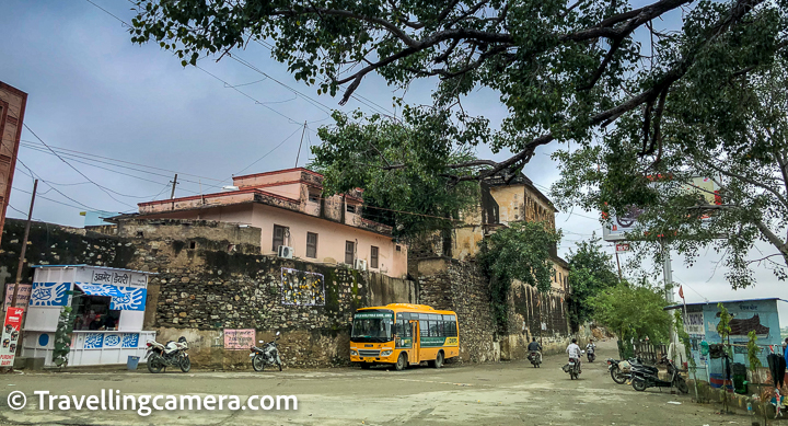 While the drive from the National Highway to Kishangarh fort is short, the drive to the fort itself is a little tricky with Google Maps often giving out confusing input. Once you reach the fort though, you will find a lot of space to park the car. And that is for a good reason.