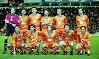 VALENCIA C. F. Temporada 1998-99. Cañizares, Claudio 'Piojo' López, Djukic, Luis Milla, Ilie, Roche. Bjorklund, Angulo, Mendieta, Carboni y Popescu. LIVERPOOL F. C. 0 VALENCIA C. F. 0 Resultado eliminatoria: LIVERPOOL FC 2 VALENCIA CF 2. Clasificado Liverpool por valor doble goles en campo contrario. Martes 20/10/1998, 19:45 horas. Copa de la UEFA, dieciseisavos de final, partido de ida. Liverpool, Inglaterra, estadio de Anfield: 26.004 espectadores. GOLES: No hubo.