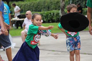 Campeonato de lanzamiento de chapela y papel higiénico infantil en las fiestas de Retuerto