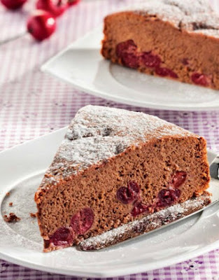 Pastel de chocolate y cereza