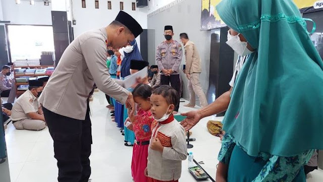 Wakapolres Nganjuk Kompol Moh. Asrori Khadafi, S. H memberikan santunan kepada 15 anak yatim piatu