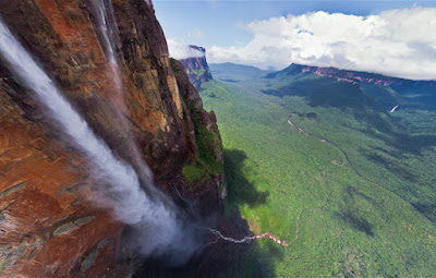 The world's tallest waterfall, Angel Falls 979 meters Venezuela