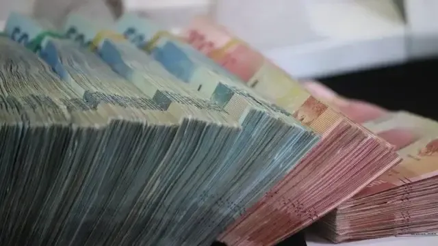 كم من المال يجني شخص يعمل في أنغولا؟