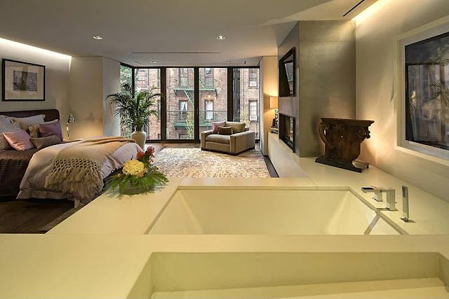 Townhouse bedroom with bathtub 