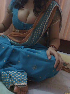 down blouse of aunty at home pallu droping