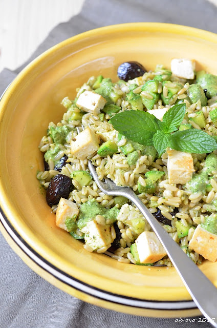 Insalata-di-avena-e-zucchini-con-tofu-olive-e-pesto-di-menta