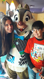 Goofy's Kitchen fica no Disneyland Hotel ao lado do Downtown Disney