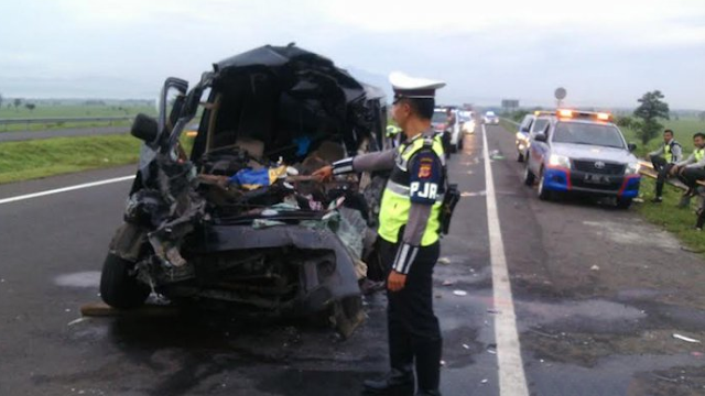 Mobil Sepasang Kekasih Menabrak Mobil Polisi