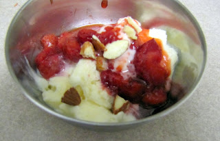 Icecream with Strawberry compote and almonds