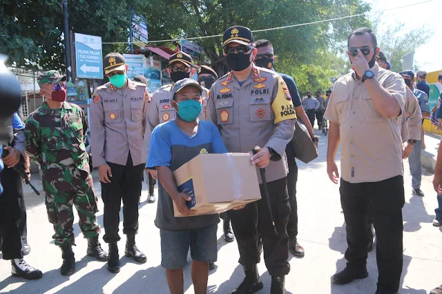 Kapolda NTB Terjun Langsung Bagikan Paket BALASA di Gili Matra Lombok Utara