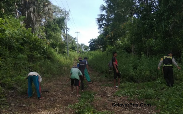  Bhabinkamtibmas Bersama Warga Gotong Royong Buka Jalur Di Desa Patilereng