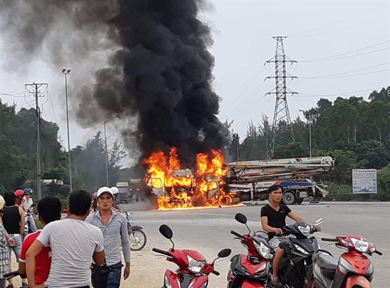 Quảng Ngãi Xe phun bê tông va chạm xe tải 2 xe bốc cháy