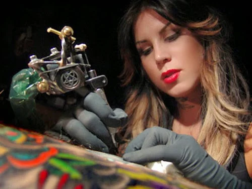 Vemos a Kate Von D tatuando en su estudio de High Voltage tattoo en los Angeles 