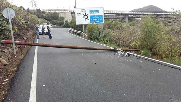 La caída de un póster de alumbrado ha hecho cerrar la carretera de Los Hoyos,desde la GC-4 / Foto: @PoliciaLPA