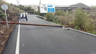 Cierran carretera de Los Hoyos por caída de póster de alumbrado