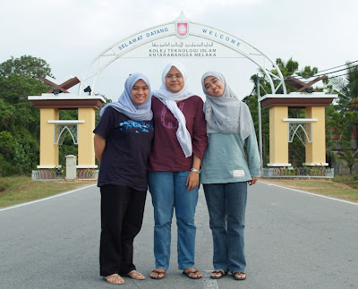 berposing di pintu gerbang kolej berkenaan