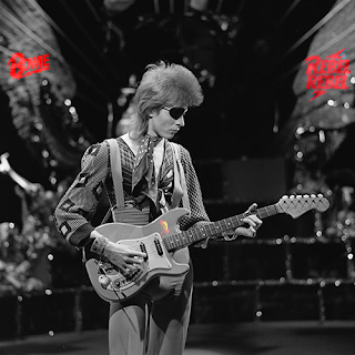 Fotografía de David Bowie en el programa holandés TopPop a la guitarra interpretando Rebel Rebel