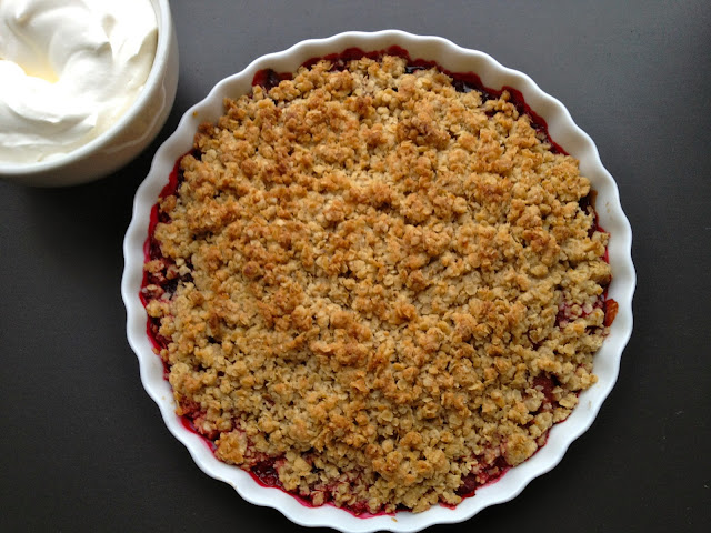 Crumble med jordbær og brombær Mit livs kogebog