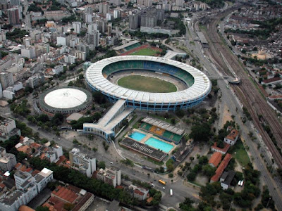 A foto mostra o estádio de futebol o Macanã esse é o maior estádio do Brasil localizado no Rio de janeiro.