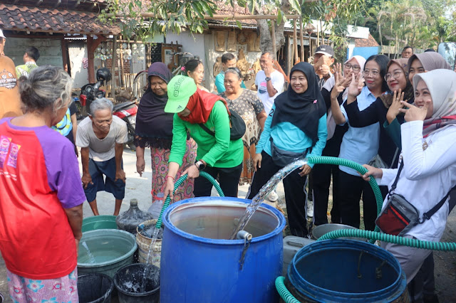 Para Alumni STPDN-IPDN bergembira dengan caranya sendiri yaitu dengan menyalurkan bantuan air bersih di daerah-daerah rawan kesulitan air di Blora