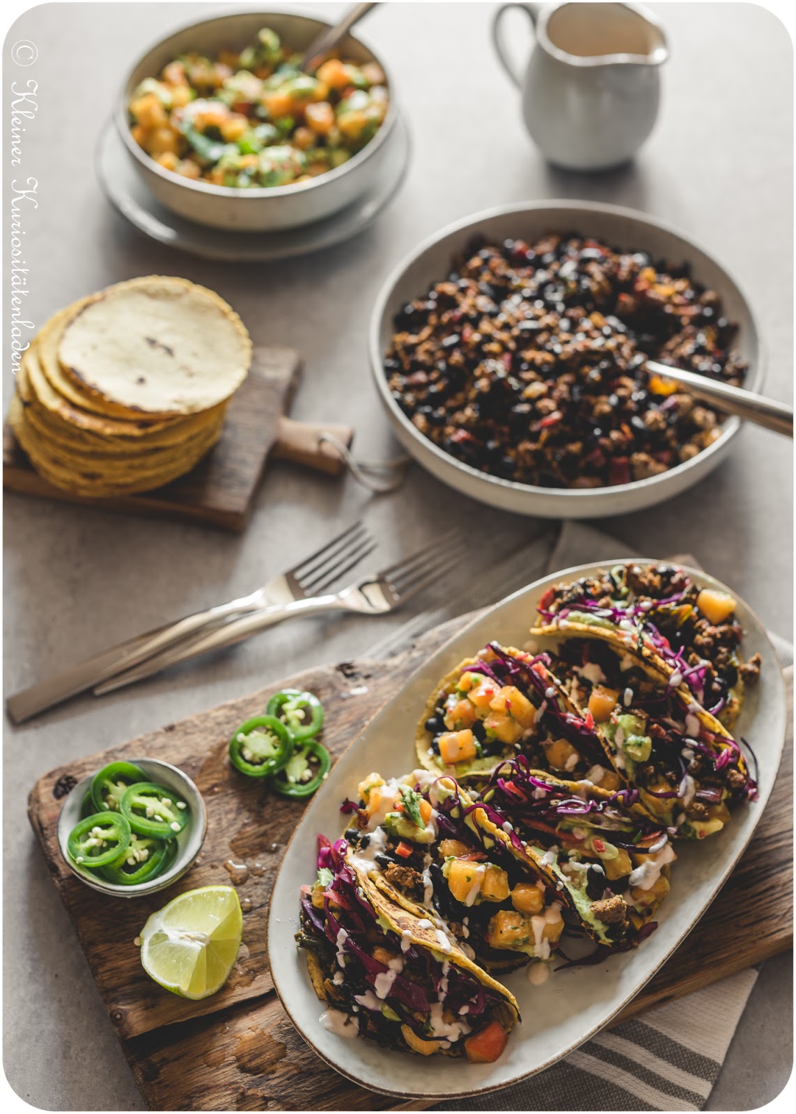 Black-Bean-Tacos mit Rotkohl-Slaw und Winter-Salsa