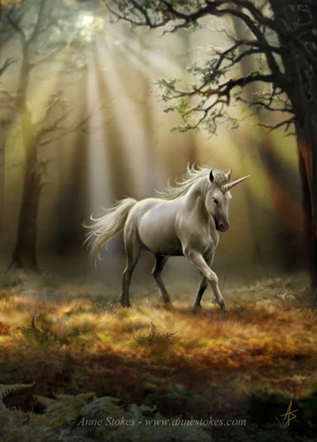Imagem artística de um unicórnio irradiando luz em uma paisagem encantada, representando conexão com planos superiores