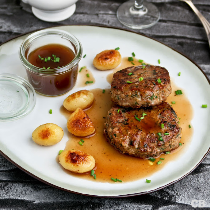 Kruidige kalfshamburgers met marsalasaus