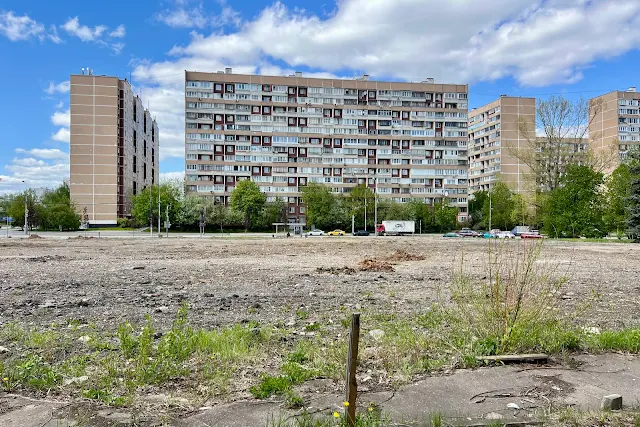Новоорловская улица, заброшенная строительная площадка гаража