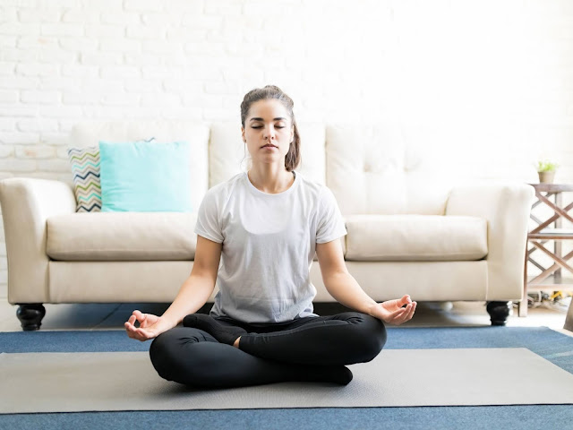 woman-meditating-in-her-living-room