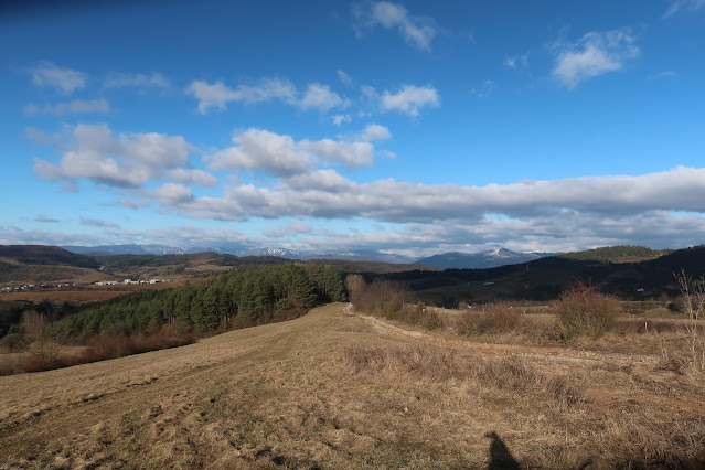 Lúka nad Poníkmi s výhľadom na okolité hory cestou na Čierny diel.