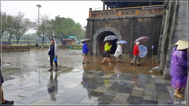 khách du lịch đến với Đại Nội rất nhiều bất chấp trời mưa