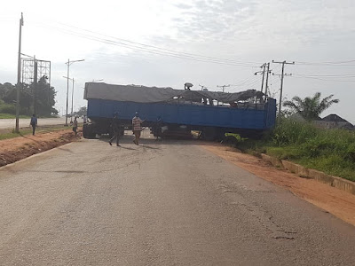 Fully Loaded Truck Loses Control Along Awka-Onitsha Expressway