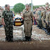 CORPO DE PM MORTA EM NATAL É SEPULTADO COM HOMENAGENS DE COLEGAS DE FARDA EM SC.  Policiais militares prestaram os últimos tributos em memória de Caroline Pletsch com flores, orações e salva de tiros.