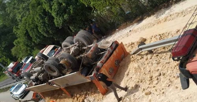 Lori Tanah Terbalik Dalam Nahas Lima Kenderaan, Pemandu Tersepit