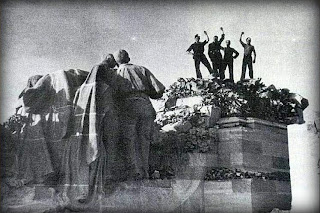 Festejando la destrucción del monumento al Sagrado Corazón de Jesús