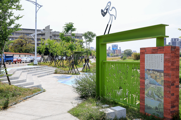 台中大里鳥竹圍公園旱溪河濱步道輕鬆散步，欣賞野鳥生態水岸美景