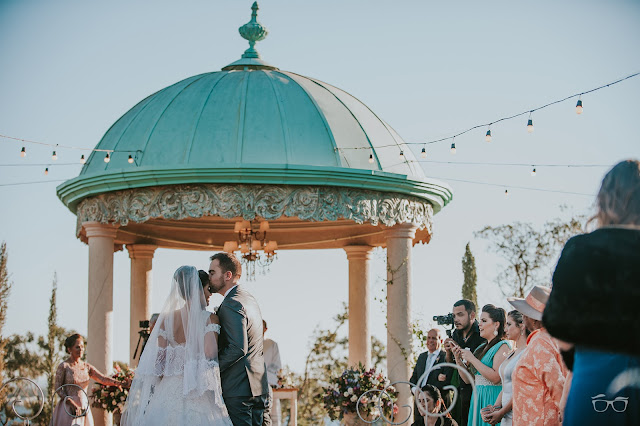 casamento real, casamento a céu aberto, casamento no jardim, casamento no campo, passarela de espelho, flores do campo, cerimônia, decoração de cerimônia, varal de lâmpadas, relicário, buquê da noiva, bouquet, vestido de noiva, vestido de renda, villa giardini, entrada da noiva, casal no altar